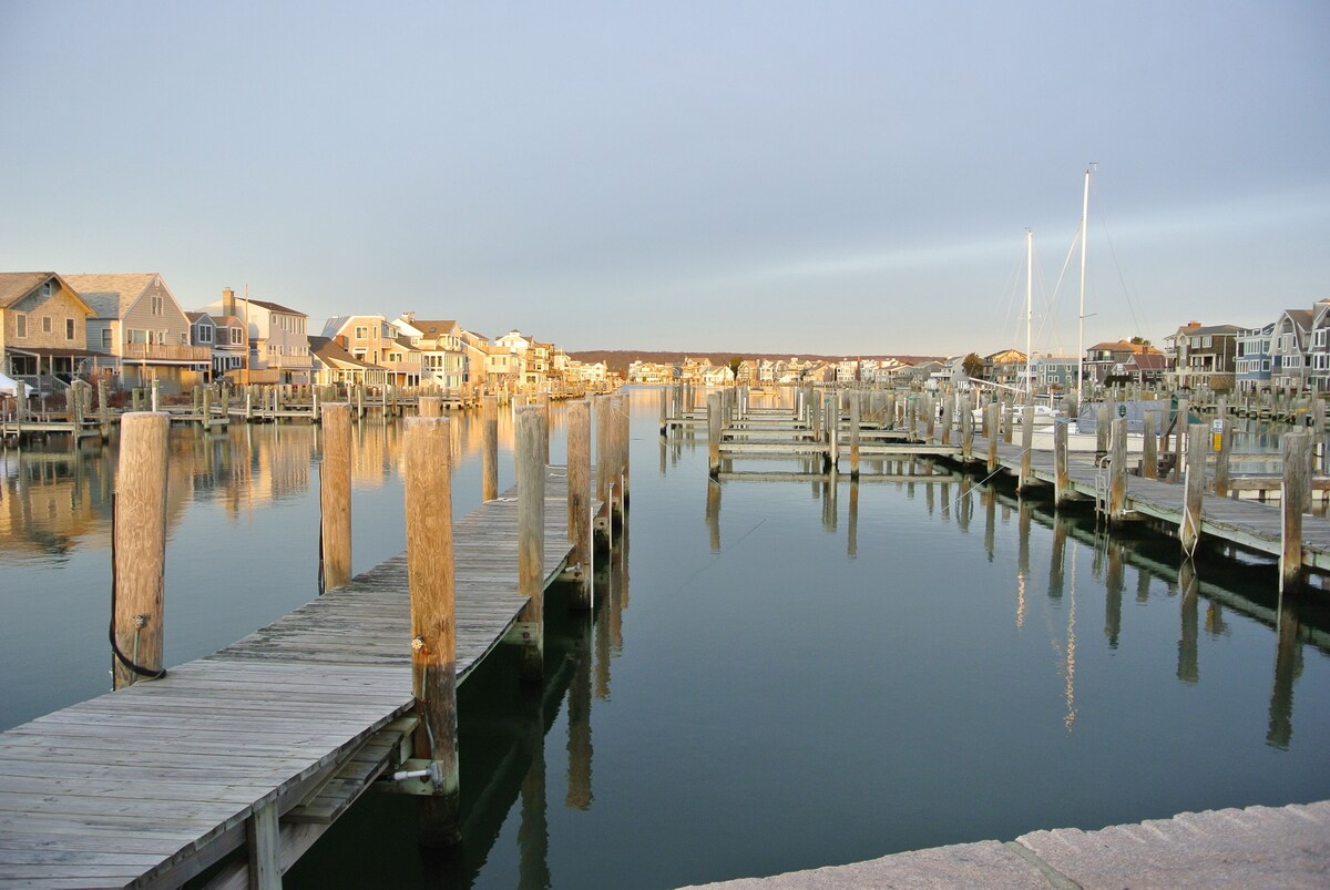Chic Beach Retreat, Steps to Swimming, Tennis & All Of Glp Amenities