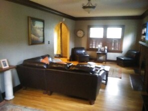 KP1404 - Main Floor - Living Room w/Fireplace and TV