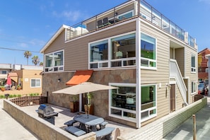 Standalone House, only one house from the famous Mission Beach Boardwalk