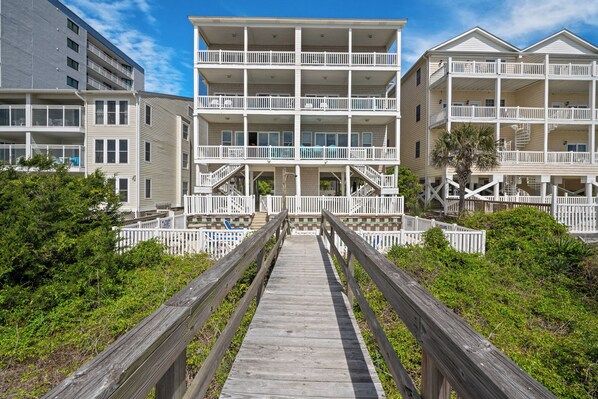 Welcome to Seaside Days B! Bring the fur-baby for a morning walk on the beach.