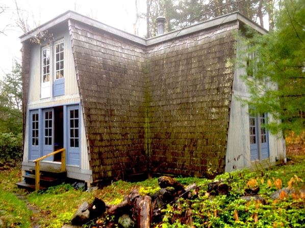 Meadow drive, Tolland, MA. Wildwood Lakefront Cottage