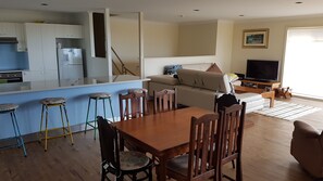 Dining for 6 to 8 people 