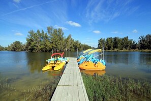 SUMW13 - Nearby Lakes Park encompasses nearly 300 acres of beautiful nature trails, lakes and gardens. Two playgrounds and water parks, a miniature train ride and railroad museum, bikes and watercraft available for rent.