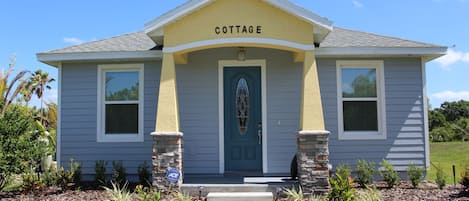 Front View of Gator Cottage