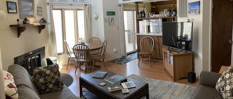 Living/Dinning Room (Table Expands to seat 6).  