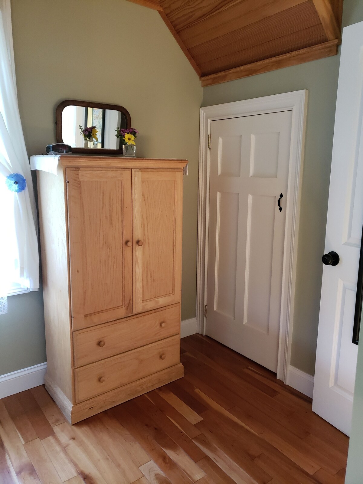 WALK TO ACADIA’S TRAILS, OCEAN FROM THIS QUIET, CHARMING CARRIAGE HOUSE