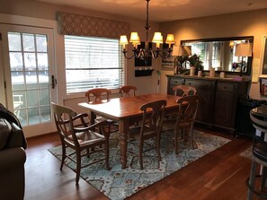 Dining area with comfortable seating for 6 with views of the Loon Mt. trails.