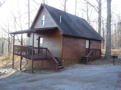 Deluxe cabin 8 with JACUZZI TUB. Located on Patoka Lake in Southern Indiana