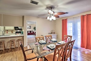 Dining Room | Dishware/Flatware Provided