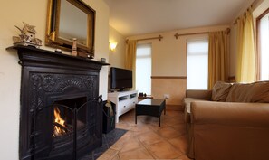 Open plan Living room, Fireplace, TV and comfy suite for those cosy evenings 