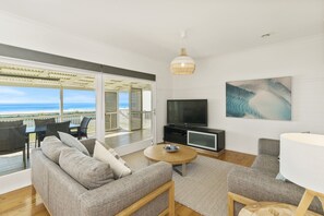 Foxtel TV/Wifi and ocean views.