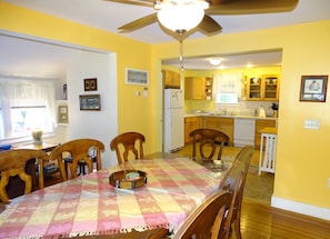 Sunny dining area, opens to kitchen 