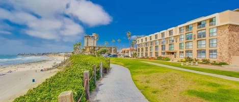 Welcome to Ocean Point Vacation Rentals, an oceanfront building located on the Pacific Beach/ Mission Beach boardwalk