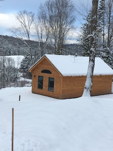 1 Cabin rentals near Stowe, Smuggler's Notch, breweries and hiking trails. 