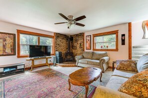 Living Room | 1st Floor | Queen Sleeper Sofa | Free WiFi | Gas Fireplace