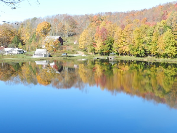 FALL FOLIAGE AROUND THE LAKE