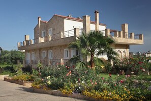 ANGEL STREET VILLAS / 4000 sq. meters Gardens