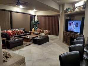 Large Living room with new 01-18 Curve TV and Bluetooth Speaker! 