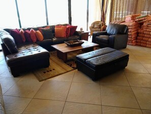 Updated 04-2020 w new comfy leather Chair
