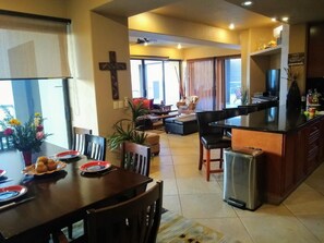 Kitchen, DR, Family Room! 