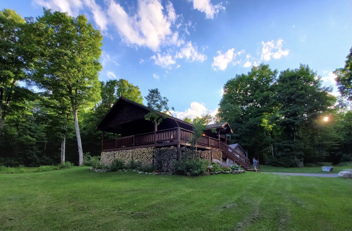 Vacation home sleeps 20, Close to Lake Superior & Very private.