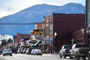 The Oasis is right nest door to Regis Cafe & an easy walk to main street!