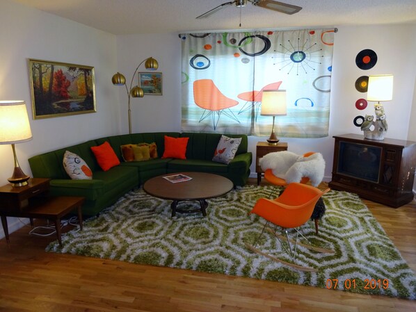 Welcome to The Oasis Mid-Century Fun, & right next door to Regis Cafe & Gardens!