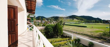 Varanda frontal, com vista para o campo da CBF