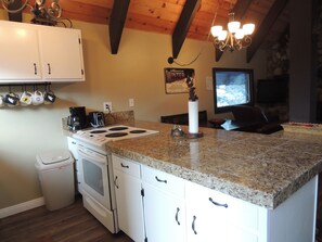 Brand NEW Graniite countertops! Lots of space to prep meals!