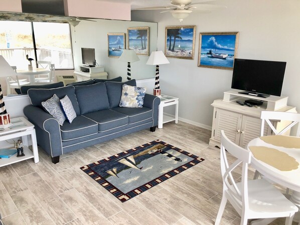 FULL SOFA, TV, DINING