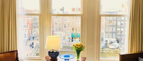 Canal View b&b Amsterdam - Sitting Area - View from the Window