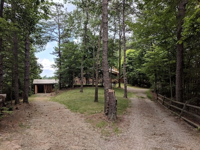 Log cabin with amazing views!! (Pets welcome!)