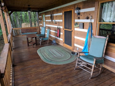 Log cabin with amazing views!! (Pets welcome!)