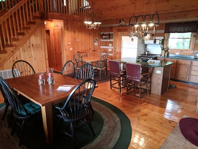 Log cabin with amazing views!! (Pets welcome!)