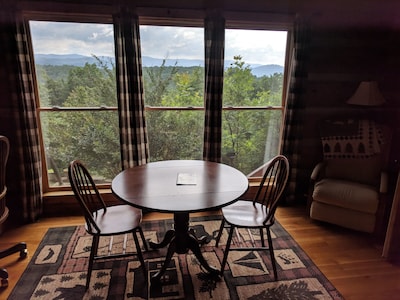 Log cabin with amazing views!! (Pets welcome!)