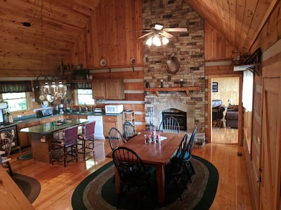 Log cabin with amazing views!! (Pets welcome!)