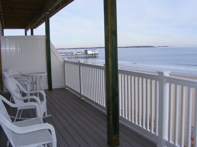 Beachfront Condo with live entertainment and 7 mile beach steps away