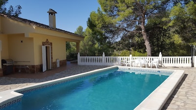 Preciosa villa con hermosas vistas, piscina privada, 4 habitaciones dobles, 2 baños