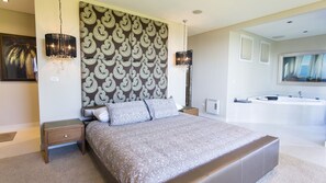 king bed/open plan