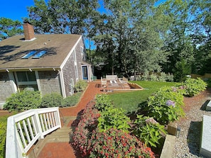 House melds the best of Mid-Century Modern and classic Cape Cod aesthetics.