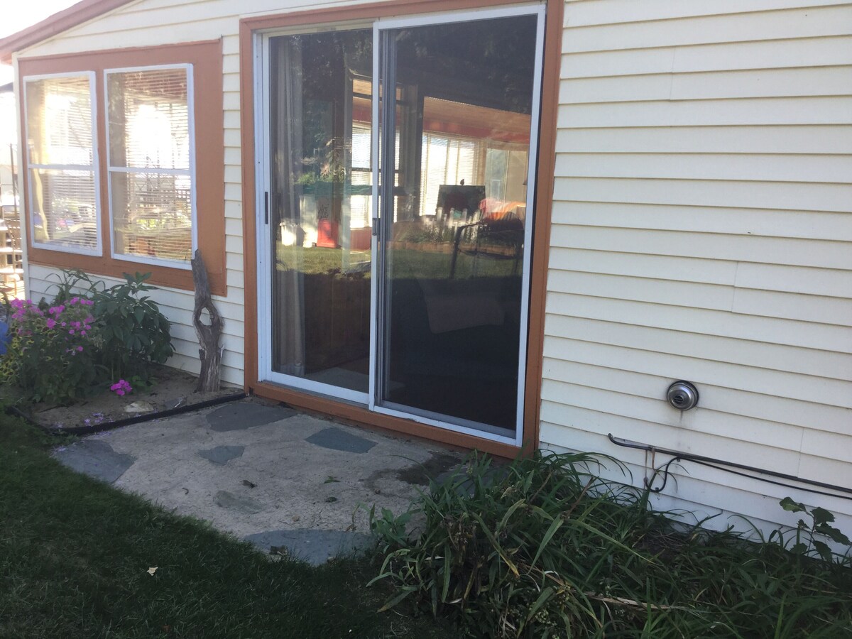Beautiful cottage in a quiet neighbourhood, a few yards from lake Champlain