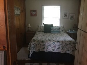 Middle room with Queen bed