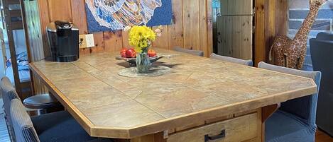 Kitchen bar with 6 stools 