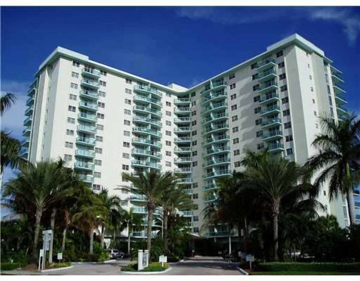 Enjoy this Beautiful Ocean & Intracostal View 1/1 in the Tides!!