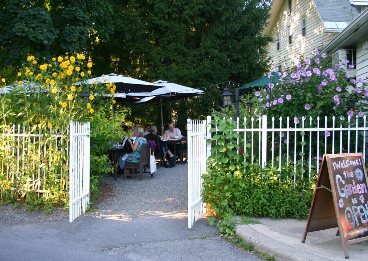 Romantic + historic artist cottage with storybook charm in private woods!