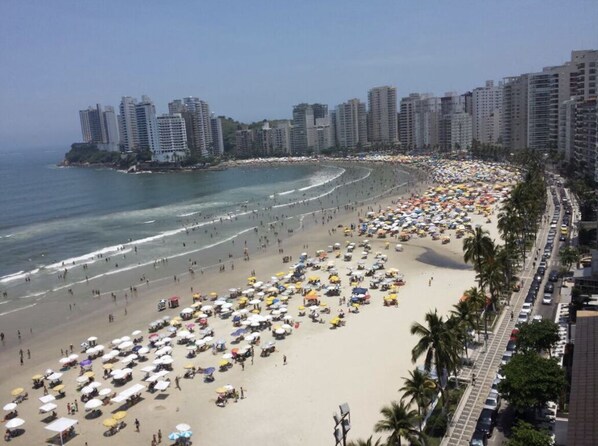 VISTA P/ MAR LADO DIREITO PRAIA DAS ASTÚRIAS DA JANELA DO QUARTO PRINCIPAL