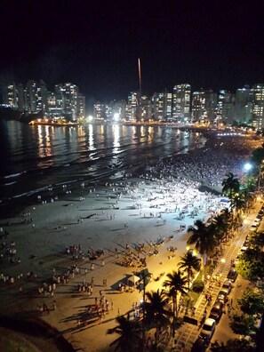 VISTA P/ O MAR LADO DIREITO DA PRAIA DAS ASTÚRIAS AO ANOITECER.