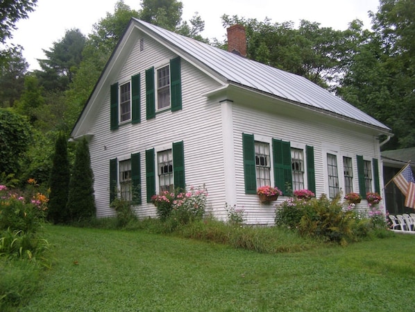 1827 Country Cottage