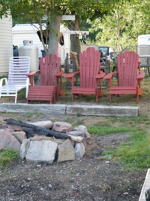 Fire pit area off the deck, for those unobstructed starlit nights!