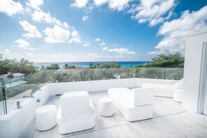 Rooftop beds to relax and enjoy the sea view.